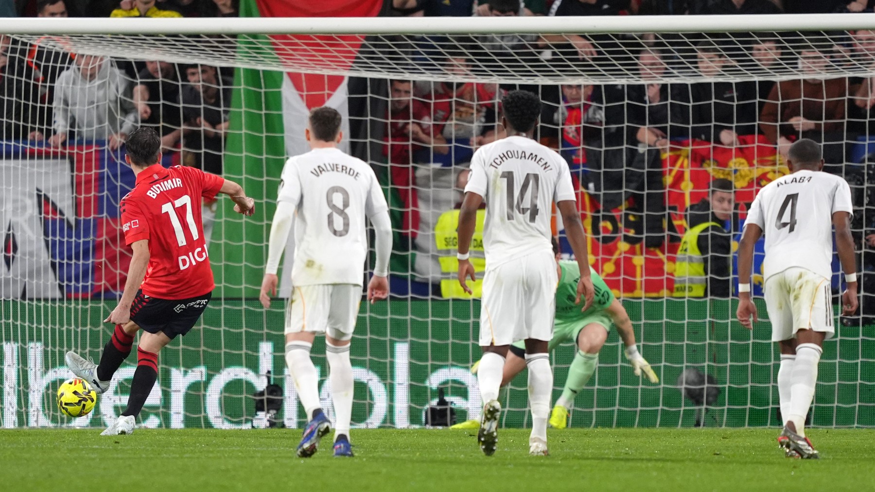 La explicación de Quintero González a Courtois por su penalti en Pamplona: No tocas balón