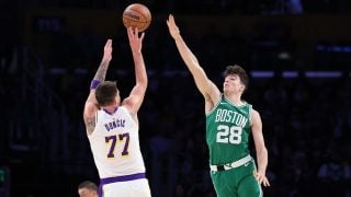 Luka Doncic y Hugo González en los Lakers-Celtic. (Getty)