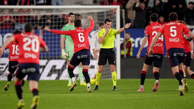 El colegiado Alejandro Quintero González concede el 2-1 y desata la alegría local en el Osasuna-Real Madrid.