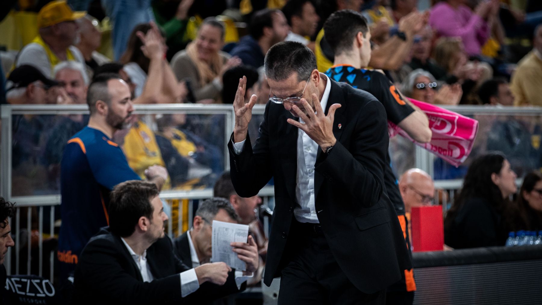 El entrenador del Valencia se queja en sus redes del arbitraje en la semifinal contra el Real Madrid