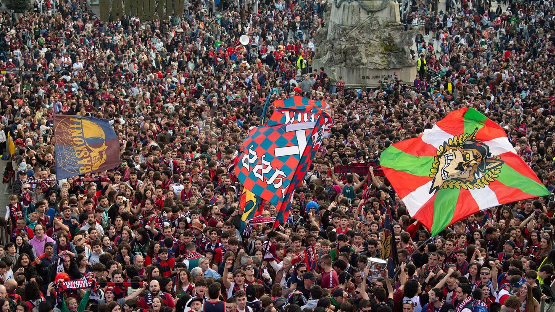 Así fue el súper fiestón del Baskonia: más de 40.000 aficionados en Vitoria… y pitos a Kurucs