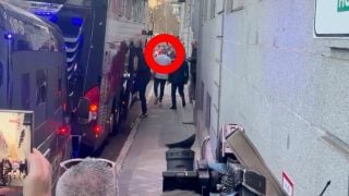 Mourinho a la salida del hotel.