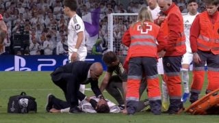 Raúl Asencio, atendido por los servicios médicos. (Movistar)