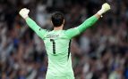 Thibaut Courtois celebra el 2-1 del Real Madrid.