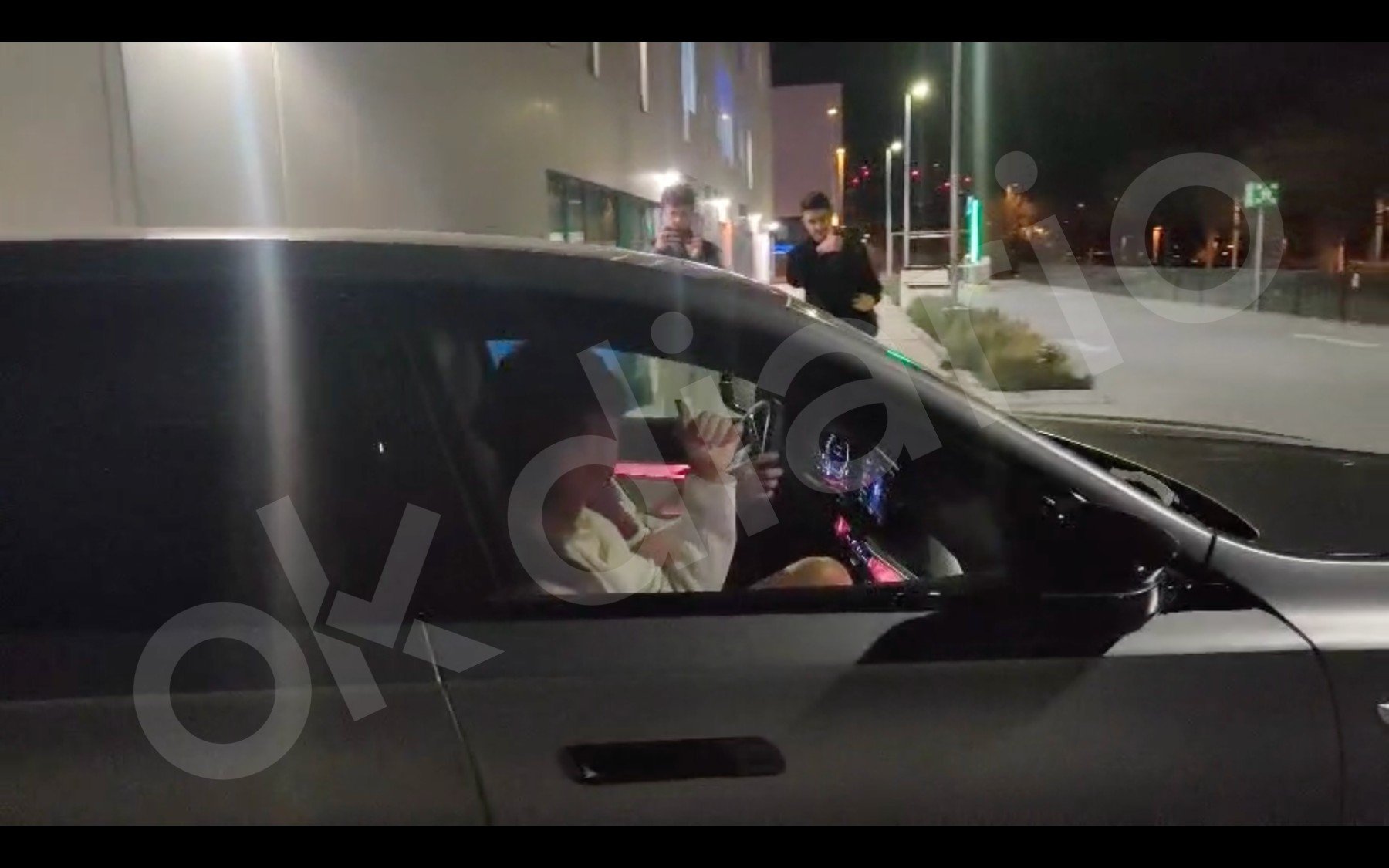 Asencio sale del hospital mostrando el pulgar hacia arriba a OKDIARIO