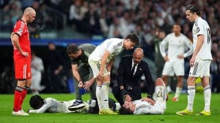 Raúl Asencio tras su golpe con Camavinga en el Real Madrid-Benfica. (Getty)