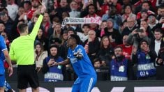 Vinicius protesta tras ver la amarilla ante el Benfica. (EP)