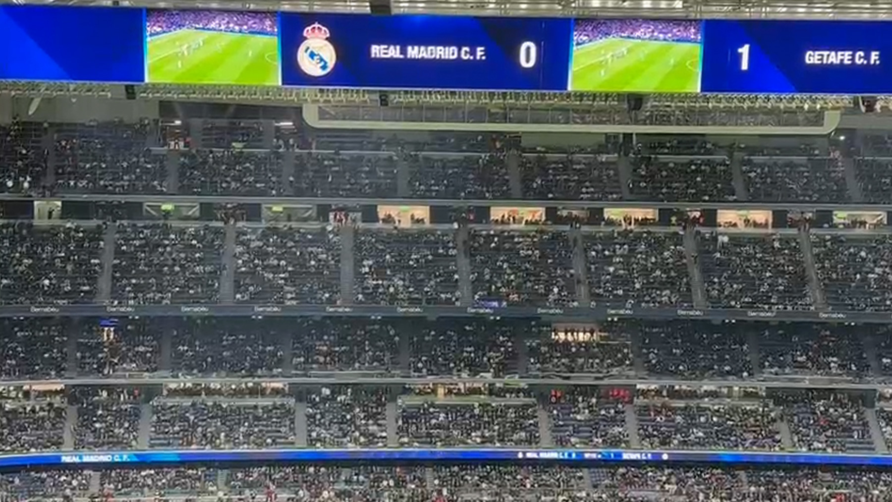 Un semivacío Bernabéu despide al Real Madrid con una tremenda pitada