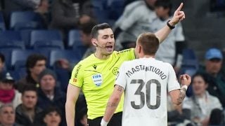 Mastantuono protesta a Muñiz Ruiz tras expulsarle ante el Getafe. (Getty)