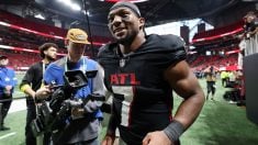Bijan Robinson, estrella de los Atlanta Falcons, tras un partido. (Getty)