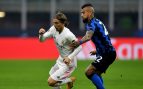 Arturo Vidal, frente a Luka Modric en un Real Madrid-Inter