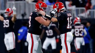 Kirk Cousins y Chris Lindstrom celebran un touchdown de los Atlanta Falcons. (Getty)