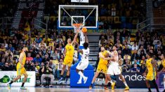 Feliz anota la canasta ganadora sobre la bocina.