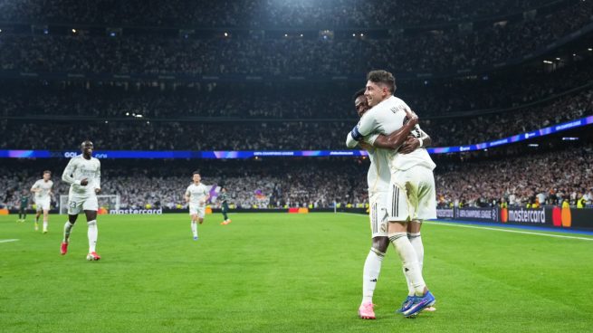 Vinicius Junior y Fede Valverde celebran el segundo tanto del uruguayo.