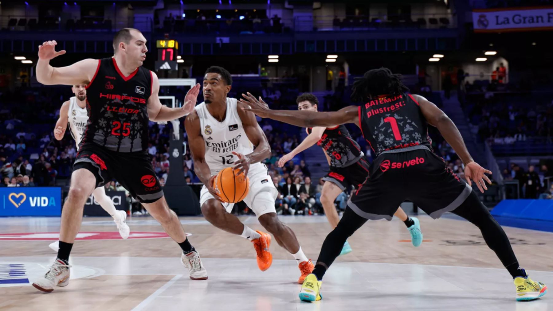 El Real Madrid pasa por encima del Lleida y es más líder de la Liga Endesa