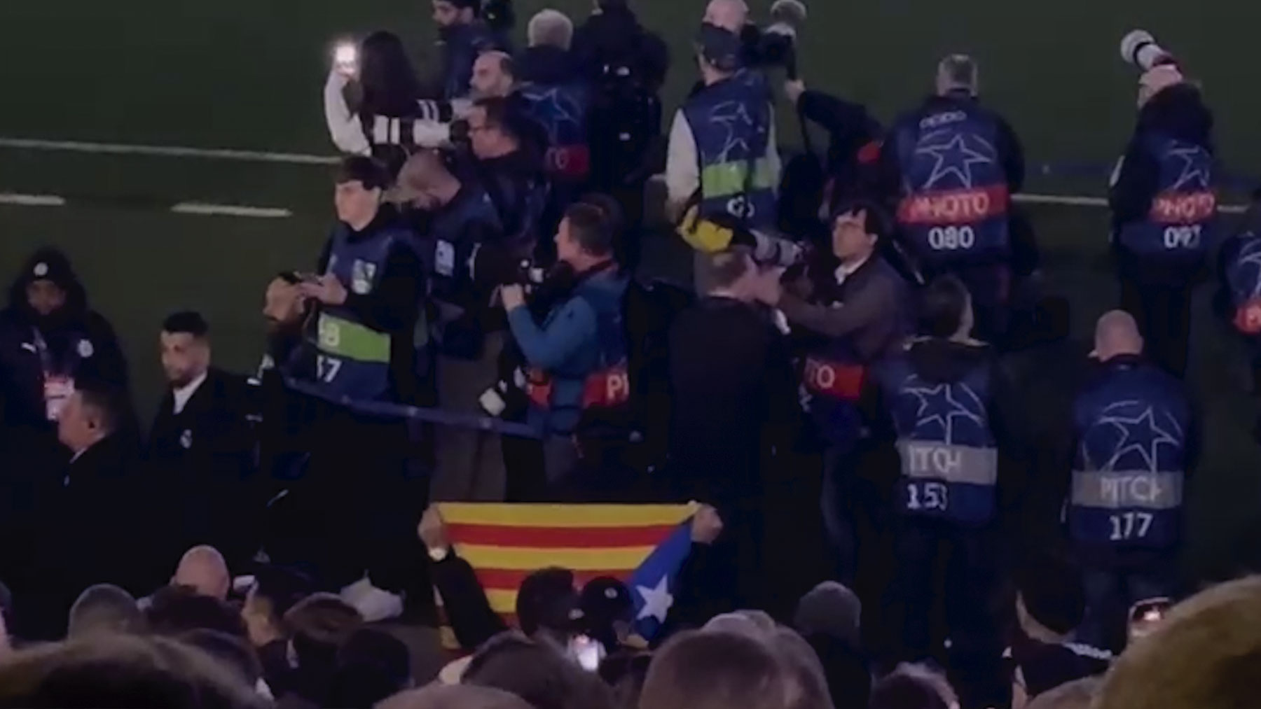 Una estelada se cuela detrás del banquillo de Arbeloa en el Etihad