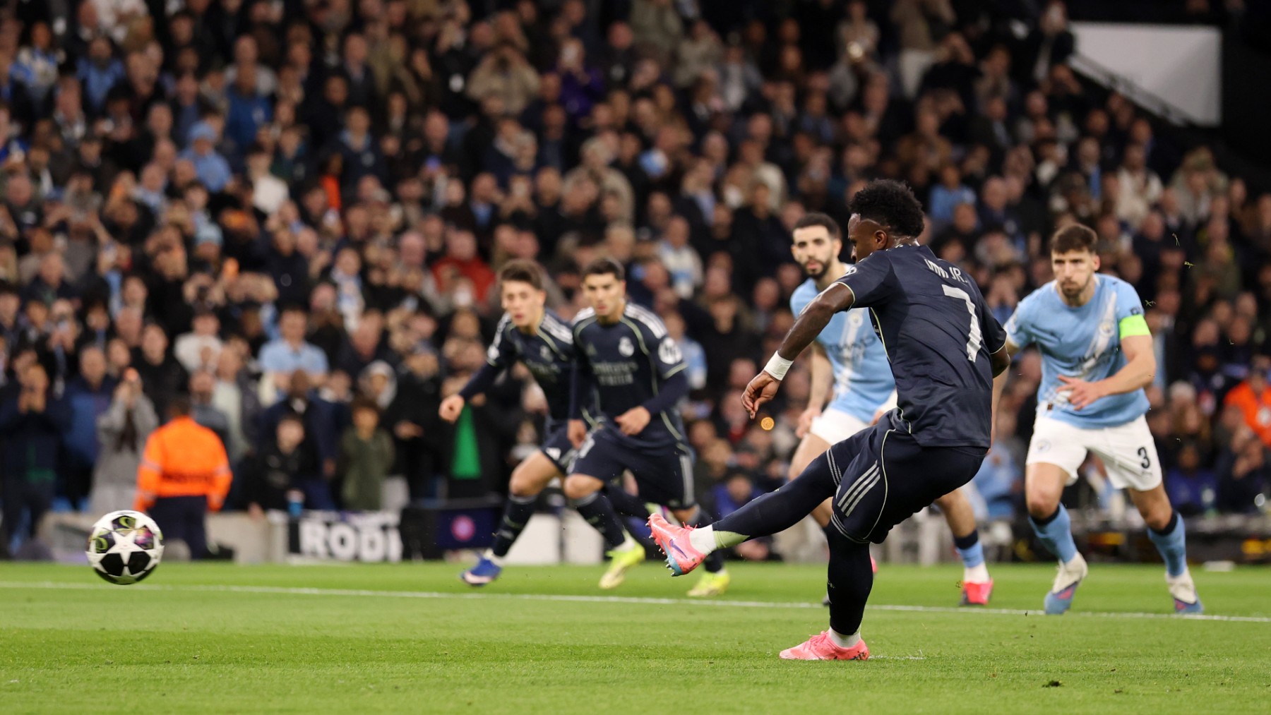 Decisivo Vinicius: provoca el penalti con su disparo, lo marca y da más ventaja al Real Madrid