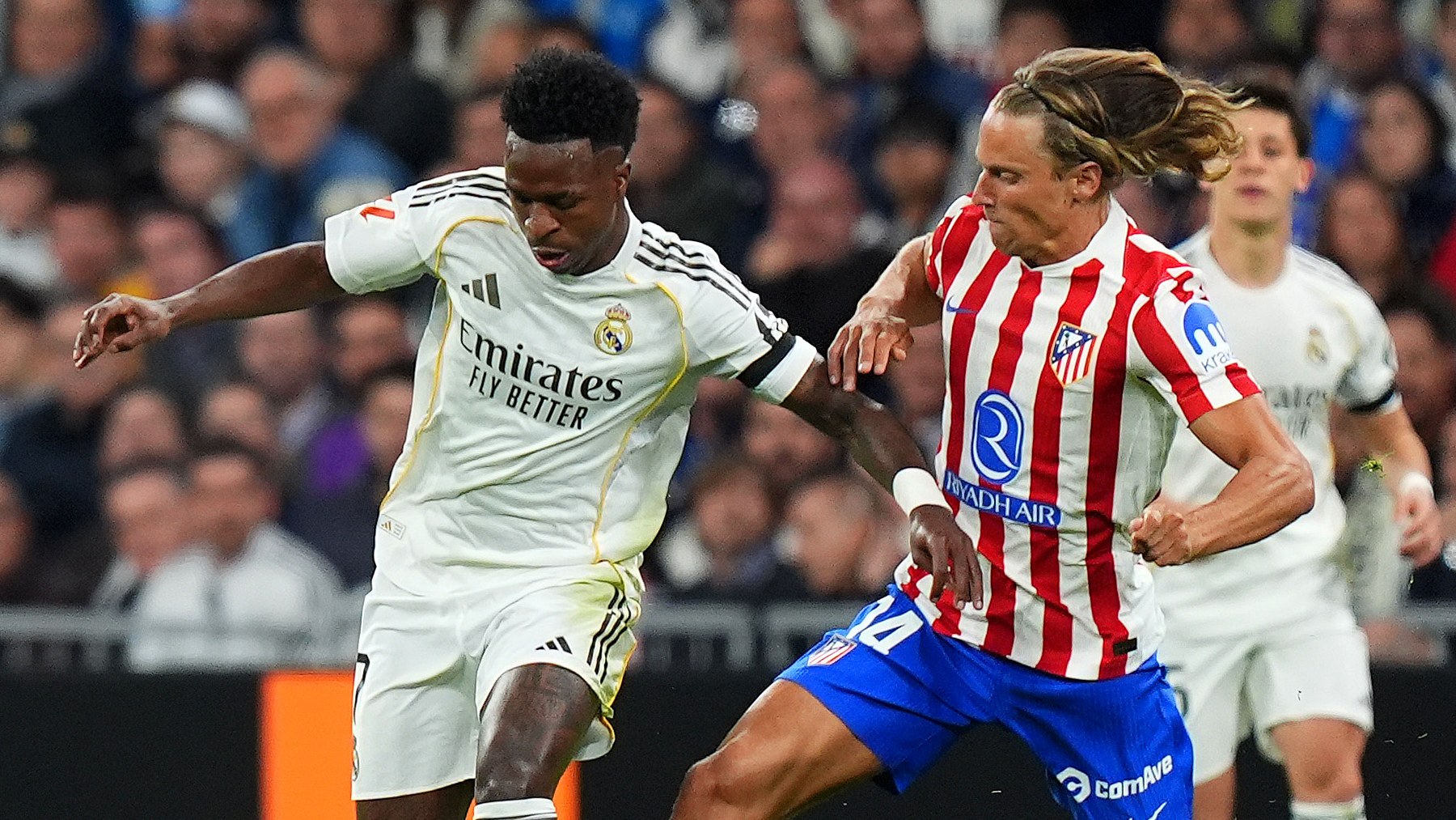 Vinicius y Marcos Llorente en el derbi madrileño
