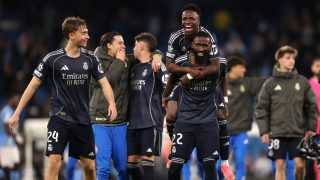 Varios futbolistas del Real Madrid celebran el pase a cuartos de Champions. (Getty)