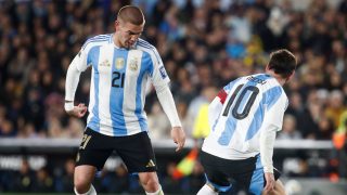 Mastantuono y Messi en un partido de Argentina. (Getty)