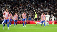 Los jugadores del Atlético, cabizbajos durante el derbi. (Getty)