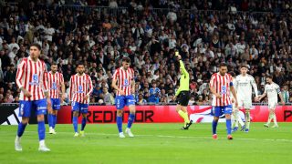 Los jugadores del Atlético, cabizbajos durante el derbi. (Getty)