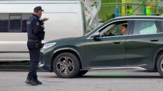 El Policía Municipal reprende al médico del Real Madrid.