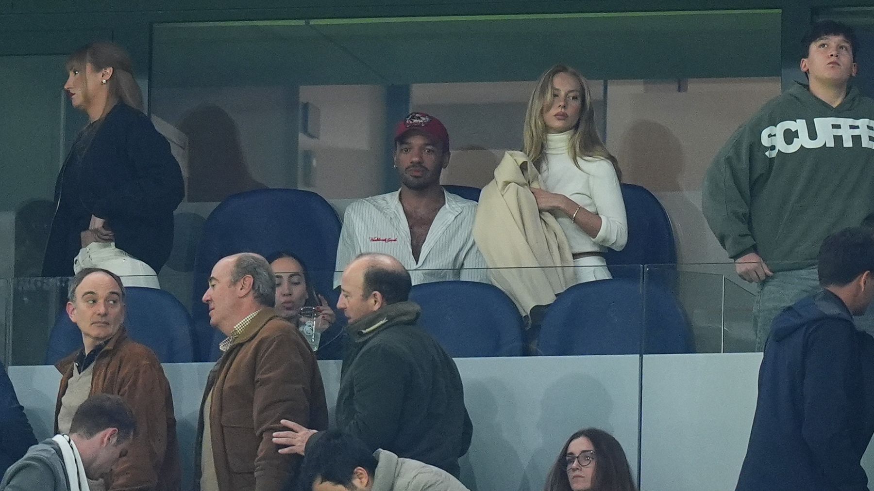 Ester Expósito aparece en el palco de Mbappé en el Bernabéu durante el derbi