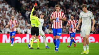 Munuera Montero saca roja a Valverde. (Getty)