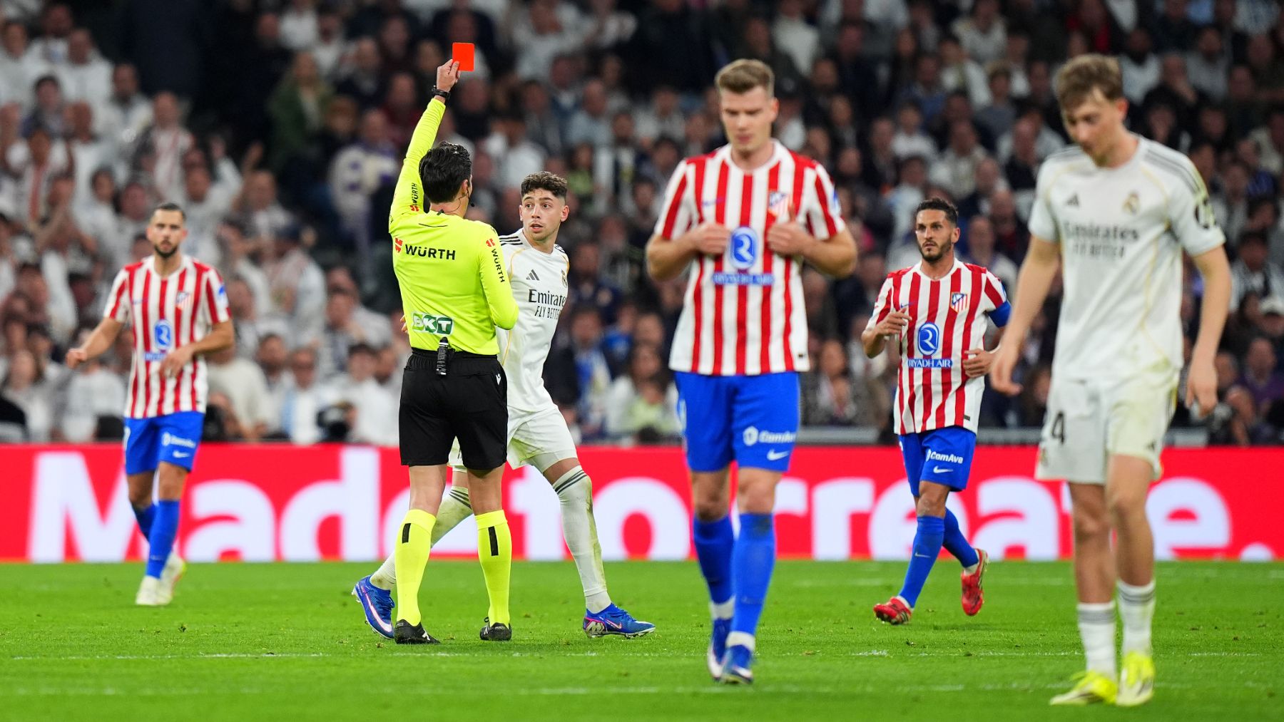 Munuera Montero da la nota en el derbi: saca una roja exagerada a Valverde por una falta a Baena