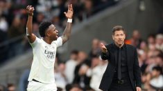 Simeone señala a Vinicius durante el derbi. (Getty)