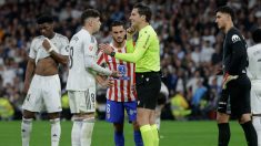 Valverde habla con Munuera Montero tras ser expulsado. (EFE)