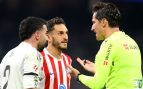 Munuera Montero conversa con Koke y Carvajal durante el derbi