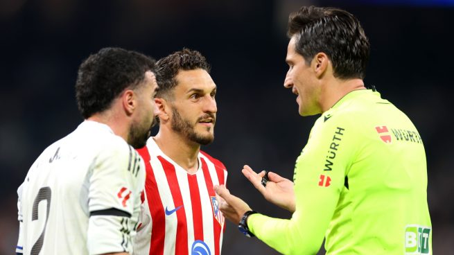 Munuera Montero conversa con Koke y Carvajal durante el derbi