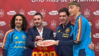 Huijsen y Cucurella, en un evento con El Pozo en las Rozas.