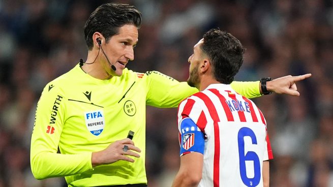 Koke, capitán del Atlético de Madrid, habla con el árbitro Munuera Montero.