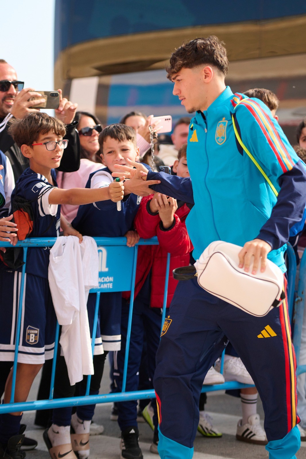 Thiago Pitarch es una superestrella en Benidorm: «Es nuestro ídolo»