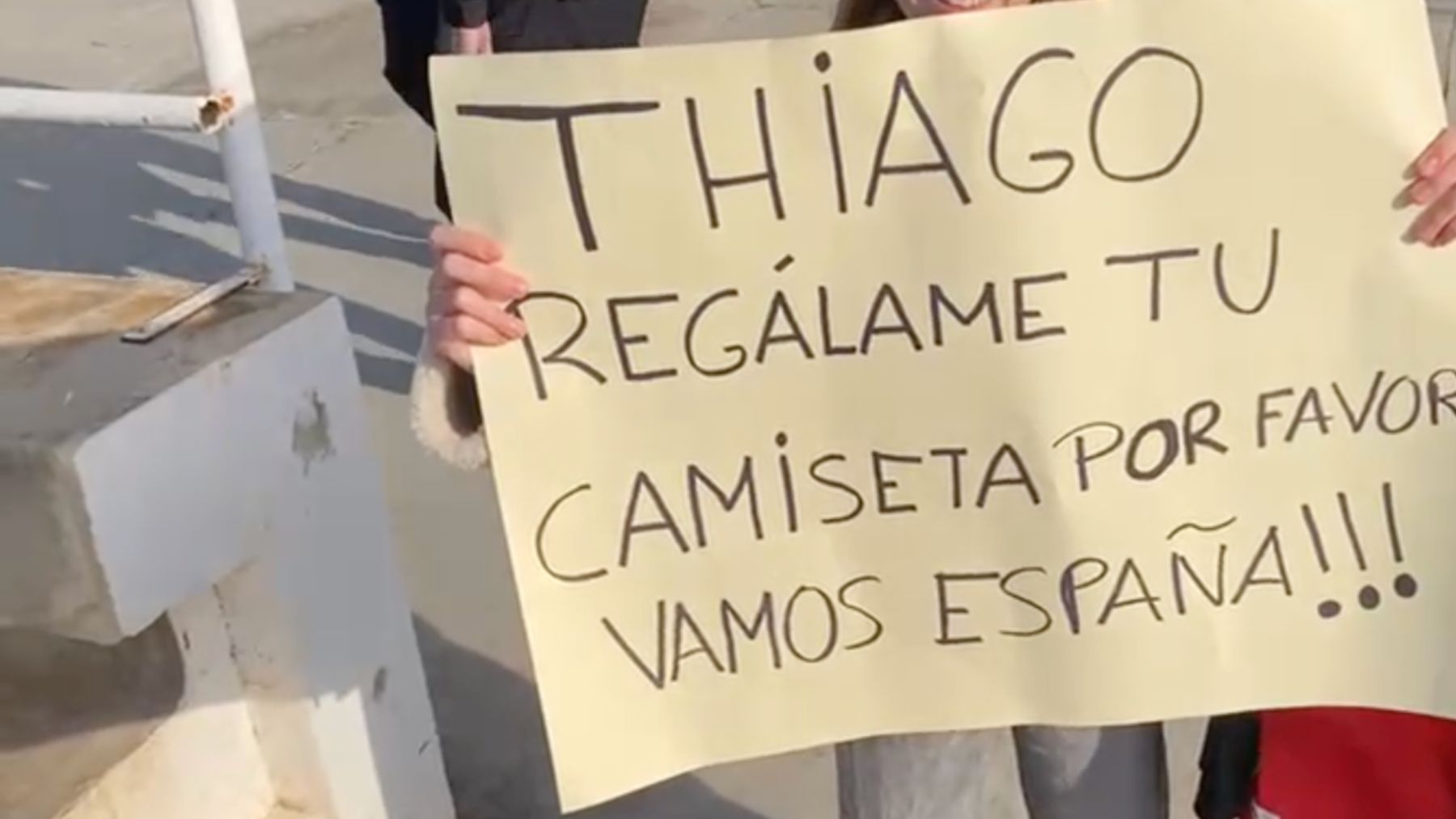 Thiago Pitarch es una superestrella en Benidorm: «Es nuestro ídolo»