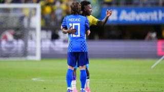 Vinicius y Modric se abrazan tras el Brasil-Croacia. (Foto: Getty)
