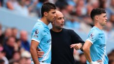 Rodri y Pep Guardiola, en un partido reciente. (EFE)
