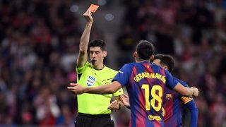 Busquets Ferrer muestra la roja a Gerard Martín ante el Atlético. (Getty)