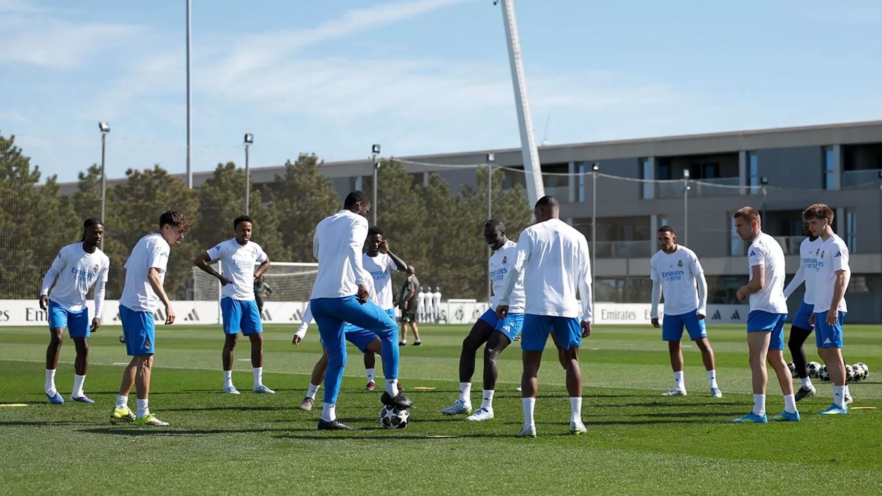 Mendy se entrena con el grupo, pero está descartado contra el Bayern