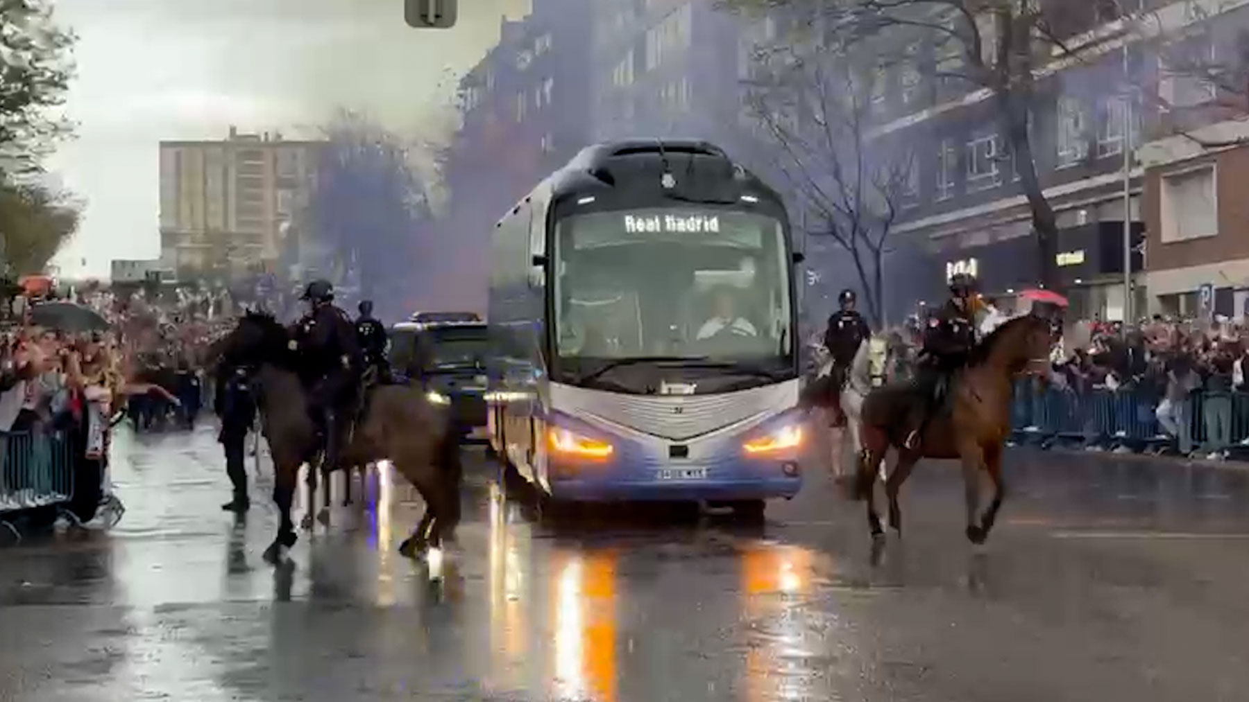 Como en las grandes citas: así recibió el madridismo al autobús del Real Madrid bajo una intensa lluvia