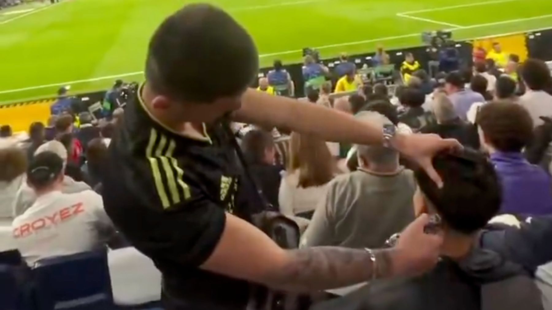 La imagen que indigna al madridismo: un influencer se corta el pelo durante el Real Madrid-Bayern