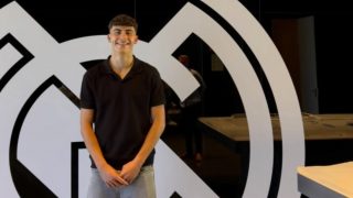 Fran Santamaría, posando junto al escudo del Real Madrid. (Instagram: _fransantamaria._)