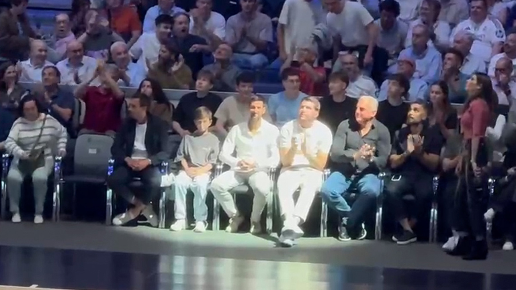 Visita de lujo en el Palacio: Doncic y Djokovic viven juntos el Real Madrid-Estrella Roja