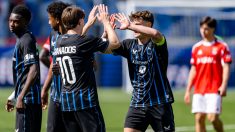 Jugadores del Brujas celebran un gol en la Youth League. (EFE)