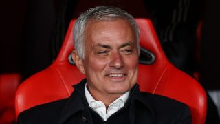 Mourinho en el banquillo del Benfica. (Getty)