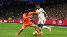 Vinicius encara a Aramburu en el último duelo entre Real Madrid y Real Sociedad. (Getty)