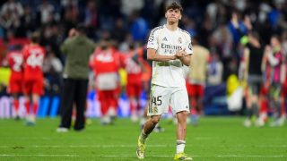 Thiago Pitarch aplaudiendo a la afición del Santiago Bernabéu. (Getty)
